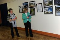 Autorka projektu RNDr. Milena Blažková (vpravo) a Ing. Alena Koukalová, ředitelka Švýcarsko-české obchodní komory,  při zahájení výstavy Švýcarské dědictví UNESCO