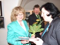 Autorka výstavy RNDr. Milena Blažková s místostarostkou Telče Hanou Müllerovou a starostou Telče Mgr. Romanem Fabešem