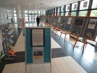 Celkový pohled do vstupních prostor E-Centra v Plzní s výstavou (září 2017)