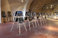 Do zrekonstruovaných výstavních prostor na Křivoklátě se vešlo přes sto fotografií (foto Erika Valkovičová)