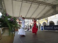 Flamenco zatančily za velkého aplausu při hlavním programu na podiu uprostřed náměstí