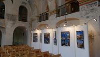 Fotografie na výstavě UNESCO v černu 2018 v třebíčské Zadní synagoze připomněly také památky Švýcarska