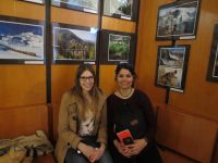Jennyfer Cirignotta (vlevo), zástupkyně partnerské Rhétstké dráhy se svou kolegyní přímo u kolekce švýcarských fotografií UNESCO