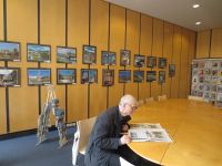 Kolekce fotografií Salcburku a švýcarských památek našla v Městské knihovně zázemí v čítárně v prvním patře