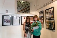 Milena Blažková s fotografkou české části výstavy, Erikou Valkovičovou.