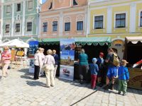 Na stánky UNESCO na náměstí si lidé chodili pro brožury a informace (19.5.2018, Telč)