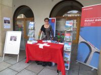 Na výstavu UNESCO do Smetanových sadů zvala návštěvníky - přímo před olomouckou radnicí - Ing, Alena Koukalová, zástupkyně Schweiz Tourismu v České republice