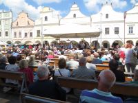Návštěvníci sledují program při slavnostech Folklor v máji (19.5.2018, Telč)