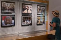 Pohled na část kolekce fotografií prezentujících chorvatské tradice