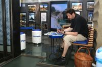 Před výstavou v Centru FotoŠkoda se dá příjemně posedět, k dispozici je informační materiál o vystavených zemích (červen 2014)