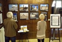 Návštěvníci výstavy v Ústí n.L. si prohlížejí památky Tuniska