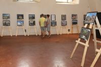 Při náročné instalaci výstavy na Křivoklátě pomáhalo PRO UNESCO (léto 2015)