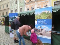 Při slavnostech jsou na náměstí i stánky UNESCO s informacemi
