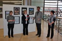 Při vernisáži promluvili (zleva doprava) Mgr. Blanka Konvalinková, ředitelka vědecké knihovny v Liberci, RNDr. Milena Blažková, autorka, RNDr. Miloš Podpěra, ředitel CK China Tours a Ing. Alena Koukalová, zástupce Switzerland Tourismu