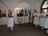 Při zahájení výstavy v Telči zazněly v duchu folklorních slavností lidové písně a nechyběly lidové kroje