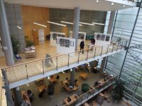 První část výstavy v Krajské vědecké knihovně v Liberci byla umístěna v prostoru před hlavním přednáškovým sálem