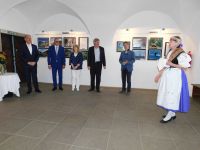 Slavnostní prezentace výstavy v Telči odstartovali (zprava doleva): senátor Miloš Vystrčil, starosta Telče Roman Fabeš, autorka výstavy Milena Blažková, primátor města Šala Jozef Belický, místostarosta Telče Pavel Komín
