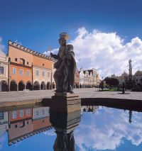 Telčské náměstí od kašny se sochou sv. Markéty, patronky města, Česká republika