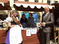 U stánků UNESCO na náměstí Zachariáše z Hradce se v průběhu slavností zastavili i vedoucí kulturního odboru Věra Peichlová a místostarosta Telče Pavel Komín