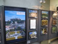 Velkoplošná obrazovka mezi panely s fotografiemi přitahovala pozornost(Centrum FotoŠkoda, červen 2015) 