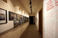 Výstava fotografií asijských památek UNESCO vyplnila i přilehlou chodbu ke galerii